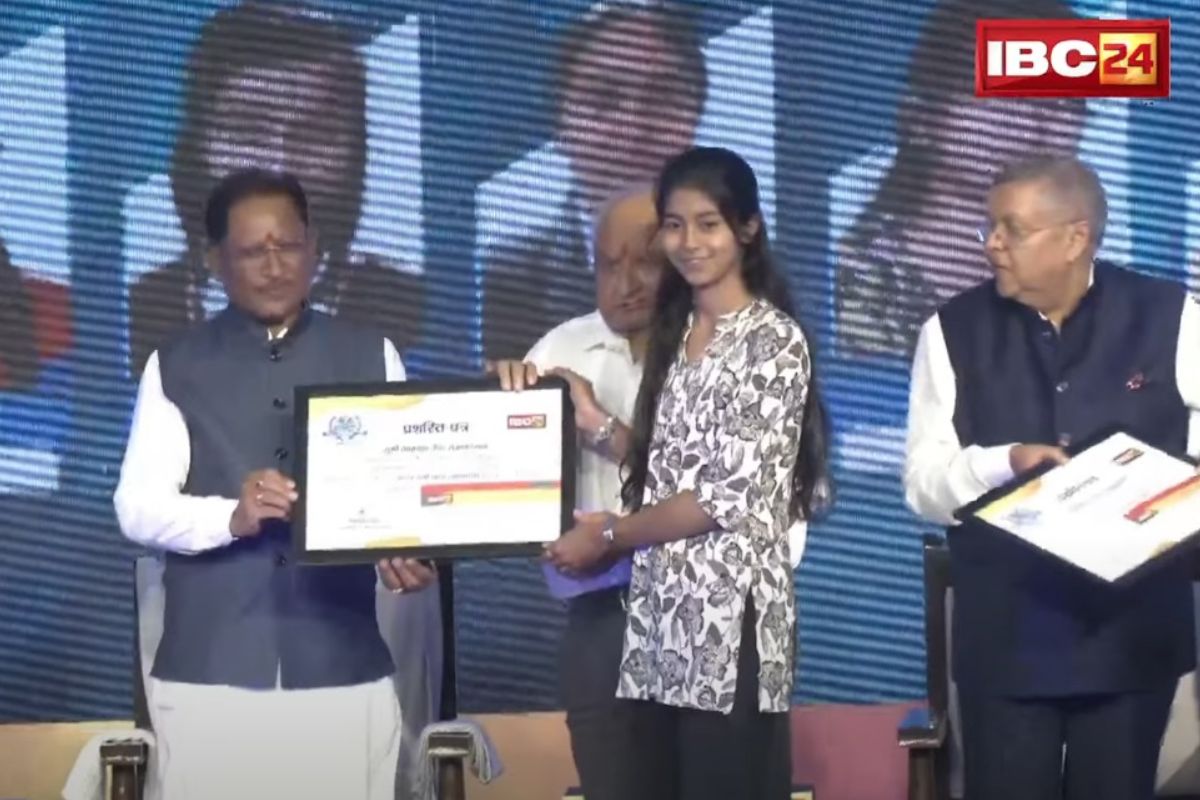 IBC24 Swarna Sharda Scholarship 2025: टॉपरों के परिवार से निकली नई टॉपर, आकांक्षा जैन ने फिर रचा इतिहास, IBC24 ने स्वर्ण शारदा स्कॉलरशिप देकर किया प्रोत्साहित