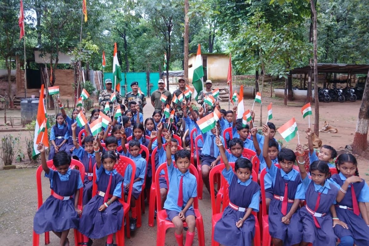 Abujhmad News: जहाँ कभी नक्सल का झंडा लहराता था, वहाँ आज पहली बार फहराया गया तिरंगा, अबूझमाड़ के अंदरूनी इलाकों में मनाया गया स्वतंत्रता दिवस