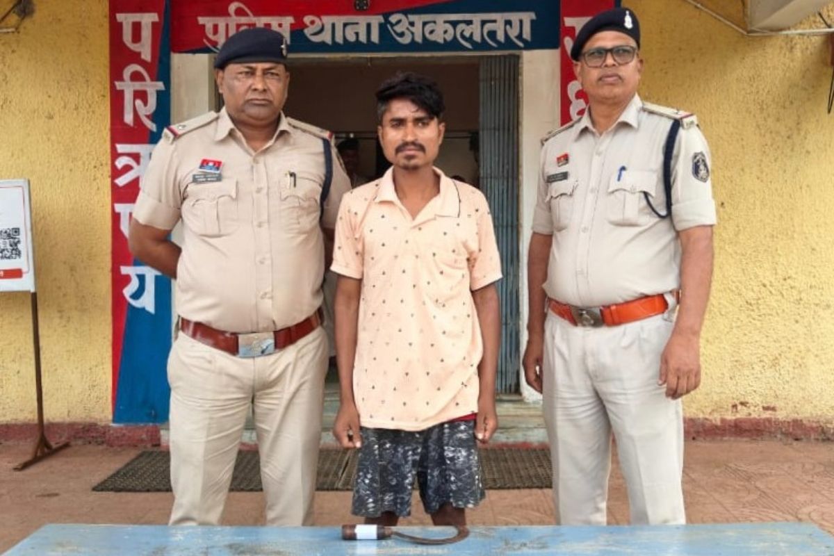 Akaltara Crime News: गला काट दूंगा… कहकर महिला का मंगलसूत्र लूटने पहुंचा युवक, मोहल्लेवालों ने लुटेरे को दबोचा, अब  पुलिस ने भेजा जेल