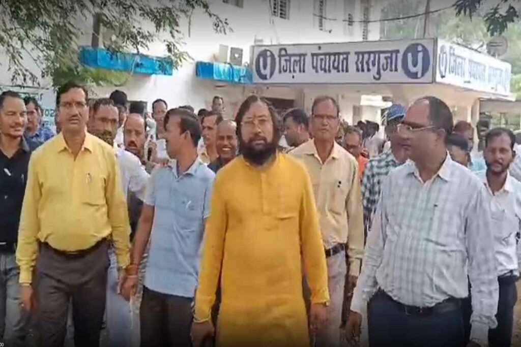 Ambikapur News, Panchayat Secretary Protest, Salary Delay, Raksha Bandhan Salary, PM Awas Yojana, Sarguja Panchayats, District Panchayat CEO, Panchayat Secretary Association, Upendra Pankra, Government Negligence, Salary Before Festival, Panchayat Employee Rights,