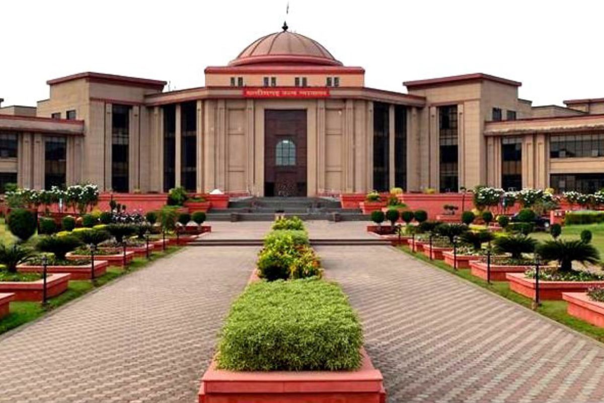 Bilaspur High Court News: छत्तीसगढ़ के 27 हजार शिक्षक पहुंचे हाईकोर्ट, क्रमोन्नत वेतनमान और एरियर्स के लिए लगाई याचिका, राज्य सरकार को इस दिन तक जवाब देने का निर्देश