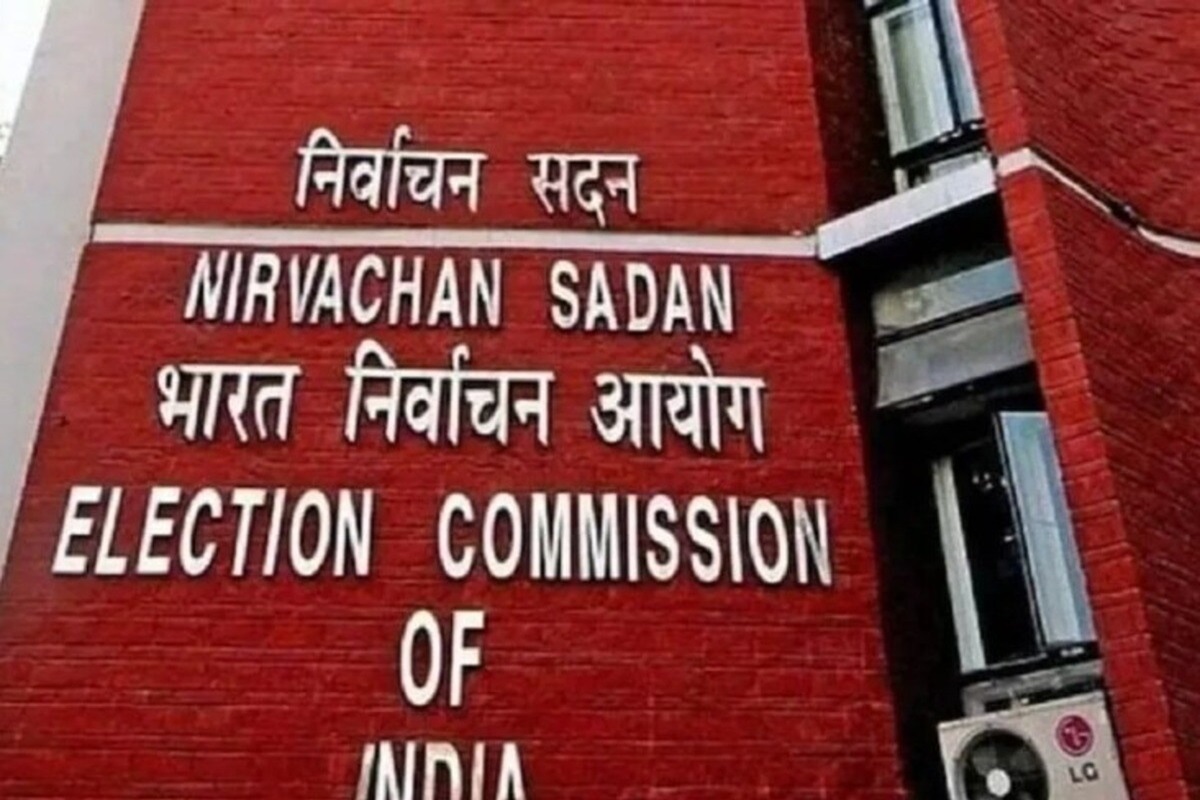 Rahul Gandhi: मतदाता सूची में हेरफेर करके वोट चोरी का आरोप लगाकर फंसे राहुल गांधी! इलेक्शन कमीशन ने थमाया नोटिस, कहा- शपथपत्र के साथ पेश करे सबूत