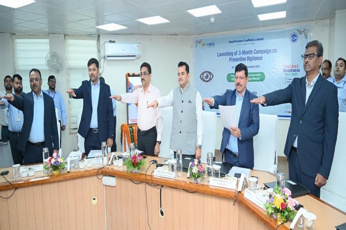 Chhattisgarh News: SECL में सीएम के सचिव पी दयानंद ने की निवारक सतर्कता अभियान की शुरुआत, अधिकारियों-कर्मचारियों को दिलाई गई सत्यनिष्ठा की शपथ