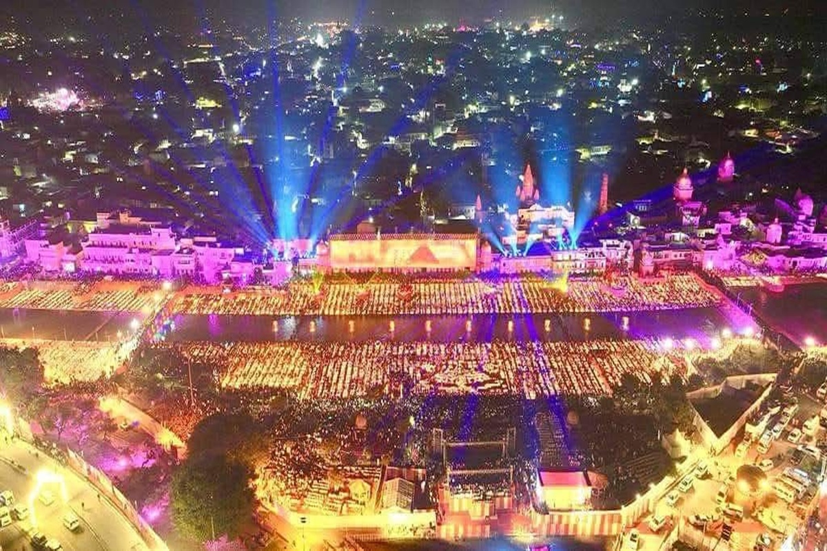 Ayodhya Deepotsav 2025: अयोध्या में एक बार फिर विश्व रिकॉर्ड बनाने की तैयारी, 32 हजार वालंटियर बिछायेंगे 28 लाख दीप, निकलेगी शानदार झांकियां