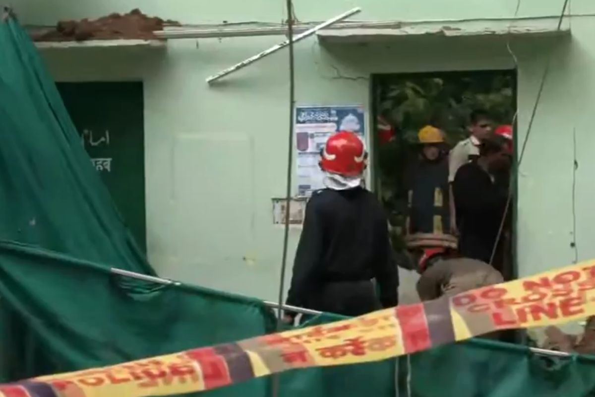 Delhi News: हुमायूं के मकबरे में बड़ा हादसा, दीवार गिरने से मचा हड़कंप, कई लोग मलबे में दबे