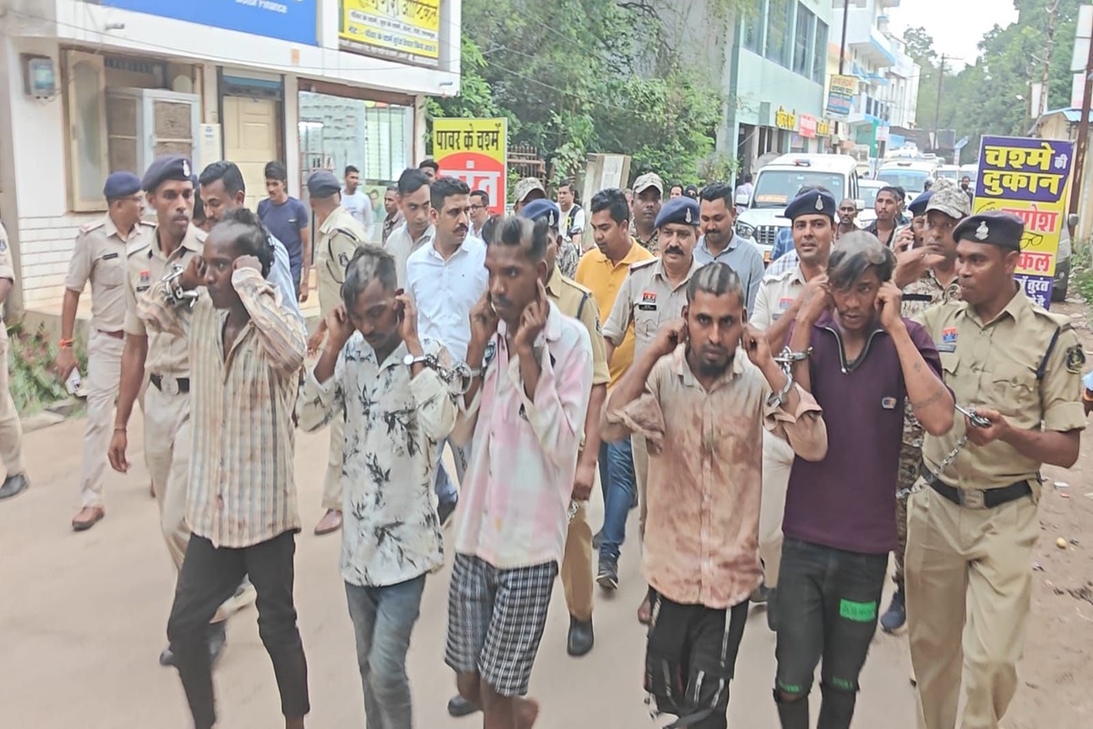 Dhamtari Murder Case: 11 बदमाशों ने मिलकर की 3 युवकों की हत्या, धारदार चाकू से प्राण निकलते तक गोदता रहा ये आरोपी, पुलिस ने आधा सिर मुंडवाकर निकाला जुलूस