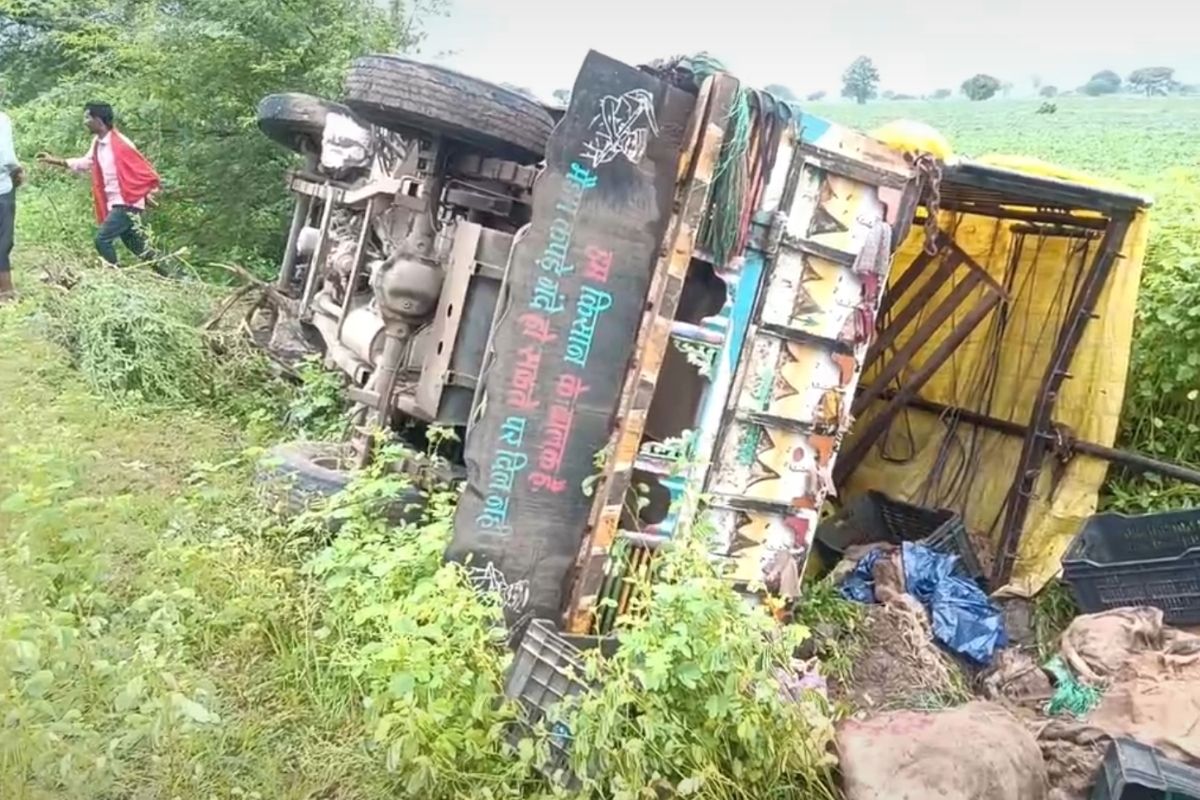 Dhar Accident News: बेकाबू होकर सड़क पर पलटा पिकअप वाहन… मच गई अफरा-तफरी, मज़दूरी पर जा रहे 22 मज़दूर घायल, बच्चों की हालत नाज़ुक