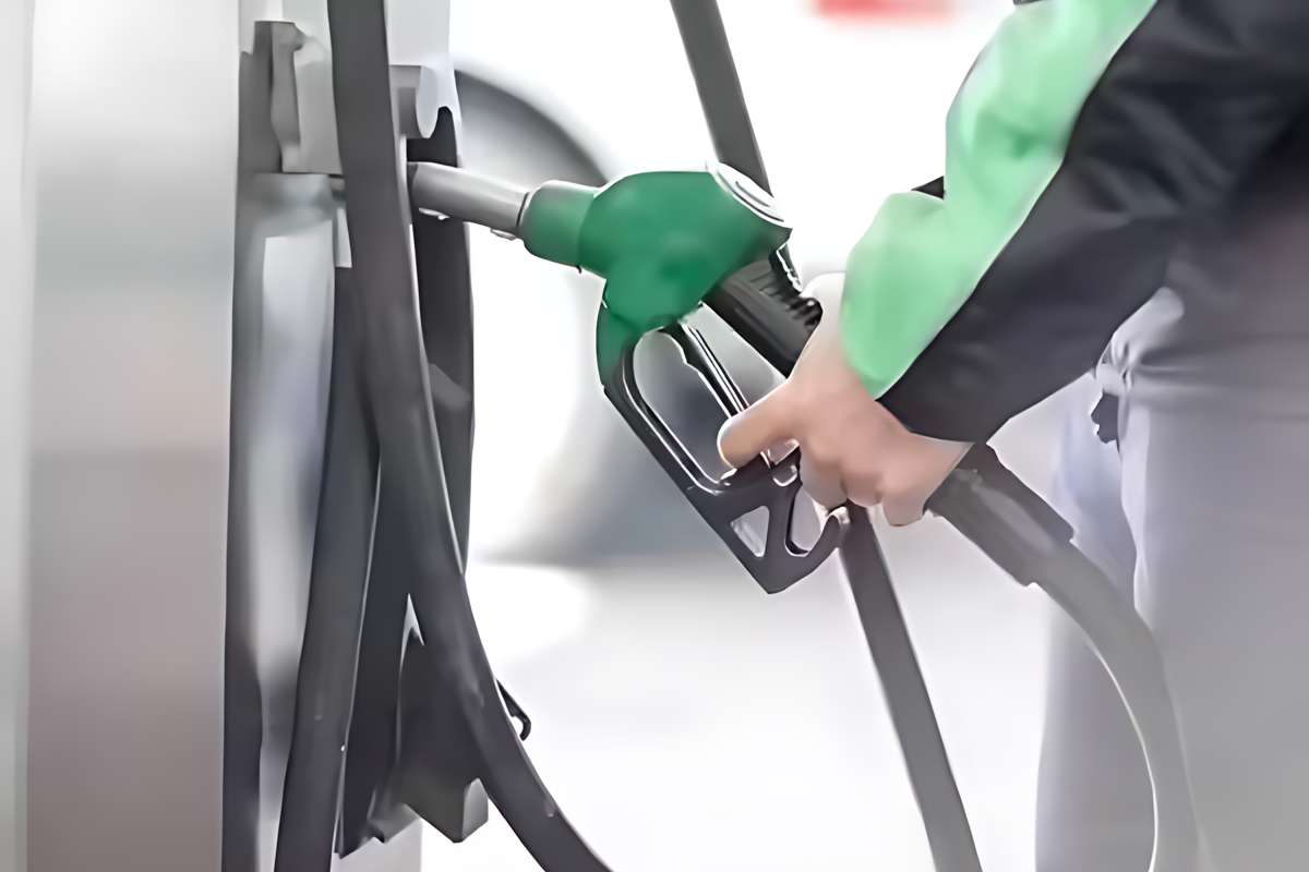 Petrol Diesel Price 15 November 2025: पेट्रोल 2 रुपए सस्ता, आज आधी रात से लागू हो जाएंगे नए दाम, डीजल वाहन मालिकों को झटका