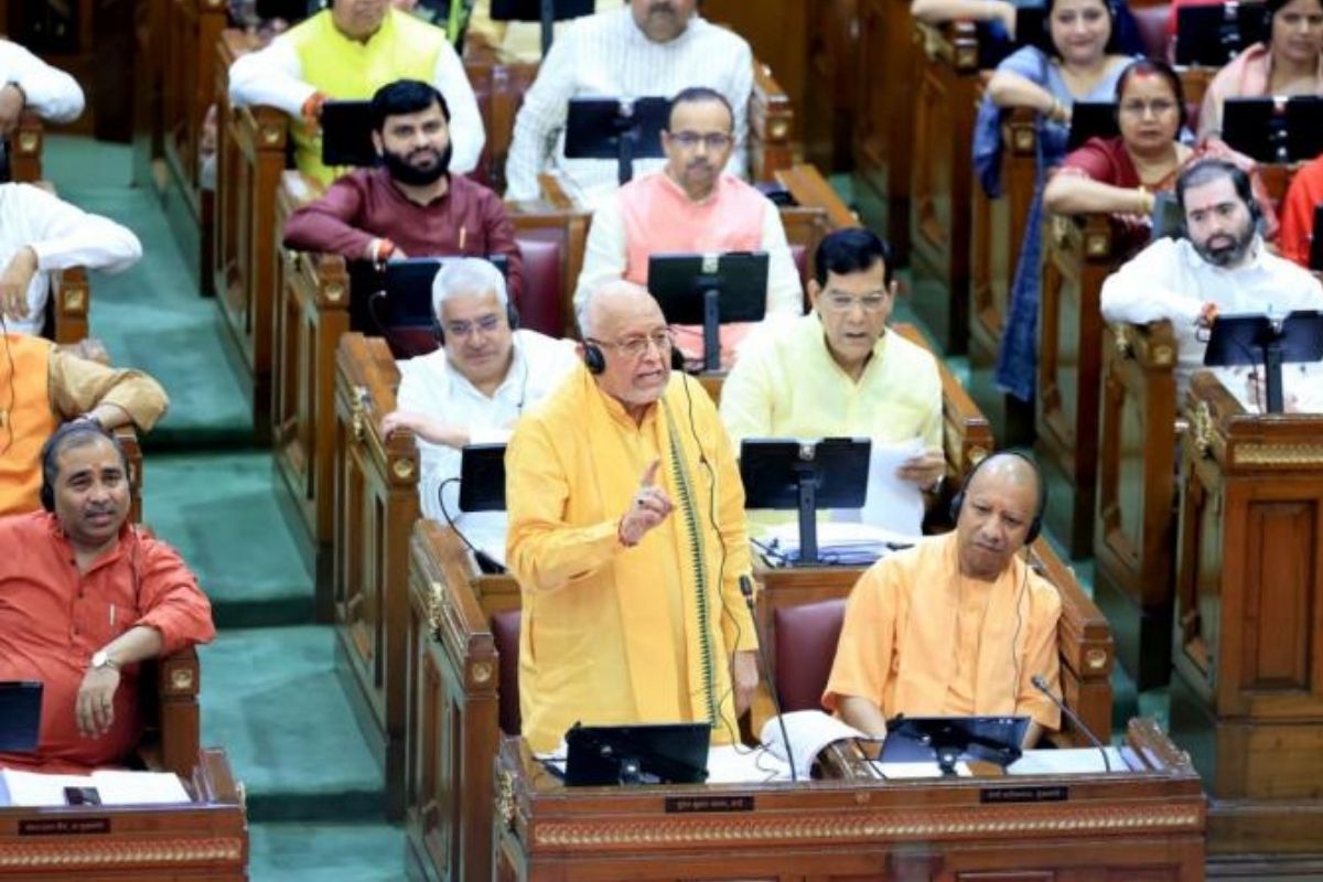 Fatehpur Maqbara Vivad: फतेहपुर मकबरे में तोड़फोड़ पर सदन में हंगामा, सीएम योगी ने FIR में आरोपियों के नाम पढ़ने से किया मना, वीडियो वायरल