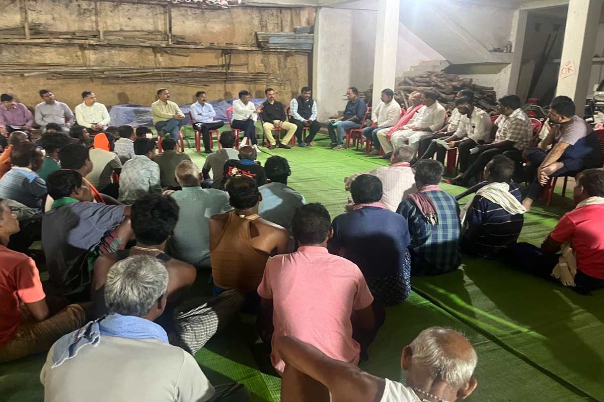 Gare Pelma 2 Project, Mahagenco Raigarh meeting, Raigarh land acquisition, Raigarh displacement issue, Mahagenco compensation plan, Gare Pelma villagers demand, Mahagenco employment promise, Raigarh rural meeting,