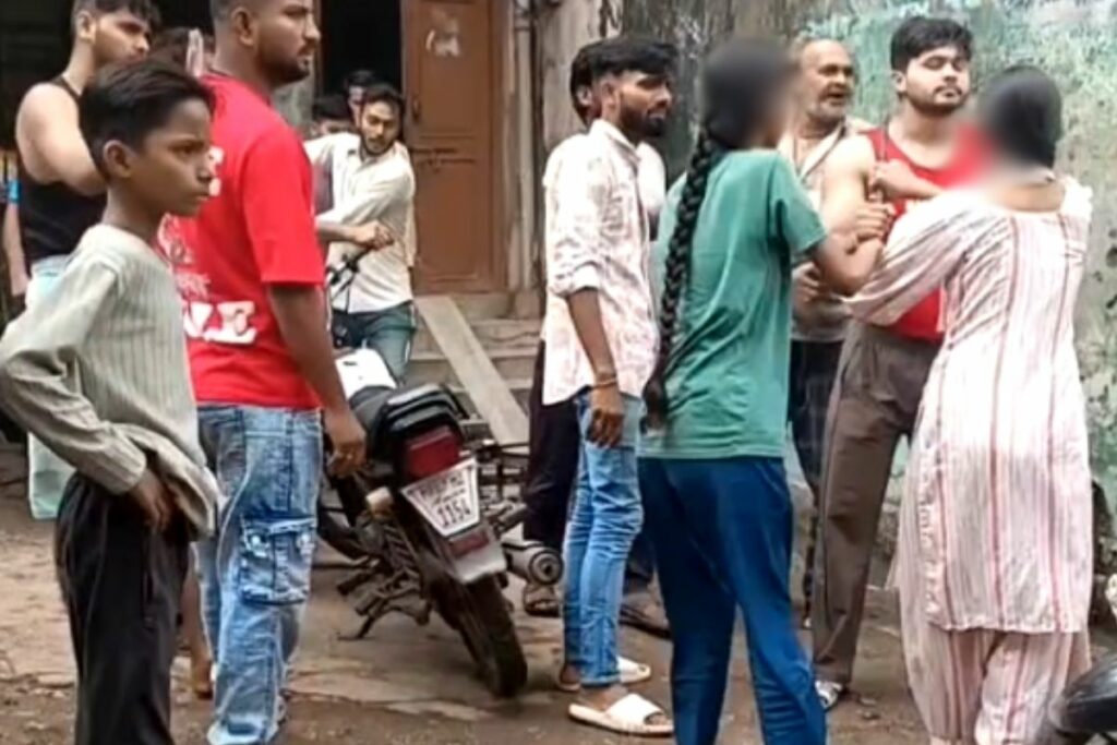 Gwalior Viral Video, Biryani stall fight, Gwalior student dispute, Gwalior public fight, Gwalior cross FIR case, Gwalior food vendor clash, Gwalior assault news, Gwalior crime update, Gwalior latest local news, Gwalior student harassment, Gwalior police case,