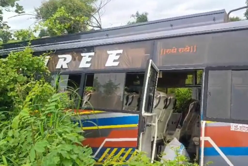 Harda Bus Accident,Khandwa Highway Accident, Masangaon Bus Crash, Harda-Khandwa Road Incident, Harda District News, Civil Line Police Station Harda, Khirkiya to Harda Bus, Raisri Travels Accident,