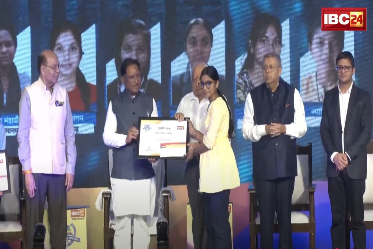 IBC24 Swarna Sharda Scholarship 2025: कड़ी मेहनत लाई रंग, चंचल देवांगन बनीं 12वीं की टॉपर, अब IBC24 ने स्वर्ण शारदा स्कॉलरशिप देकर किया सम्मान