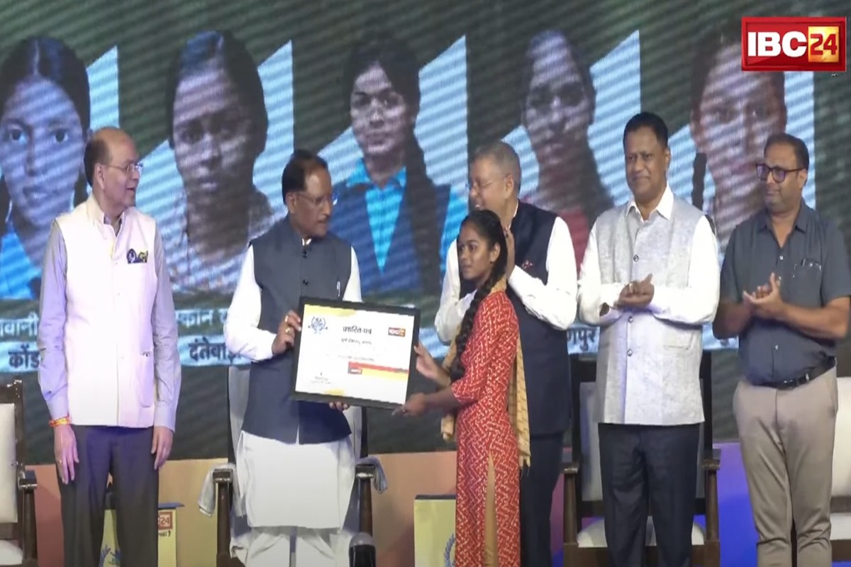 IBC24 Swarna Sharda Scholarship 2025: किसान की बेटी दीक्षा यदु ने बढ़ाया मान, मेहनत से बनी जिले की शान, IBC24 ने स्वर्ण शारदा स्कॉलरशिप देकर किया प्रोत्साहित