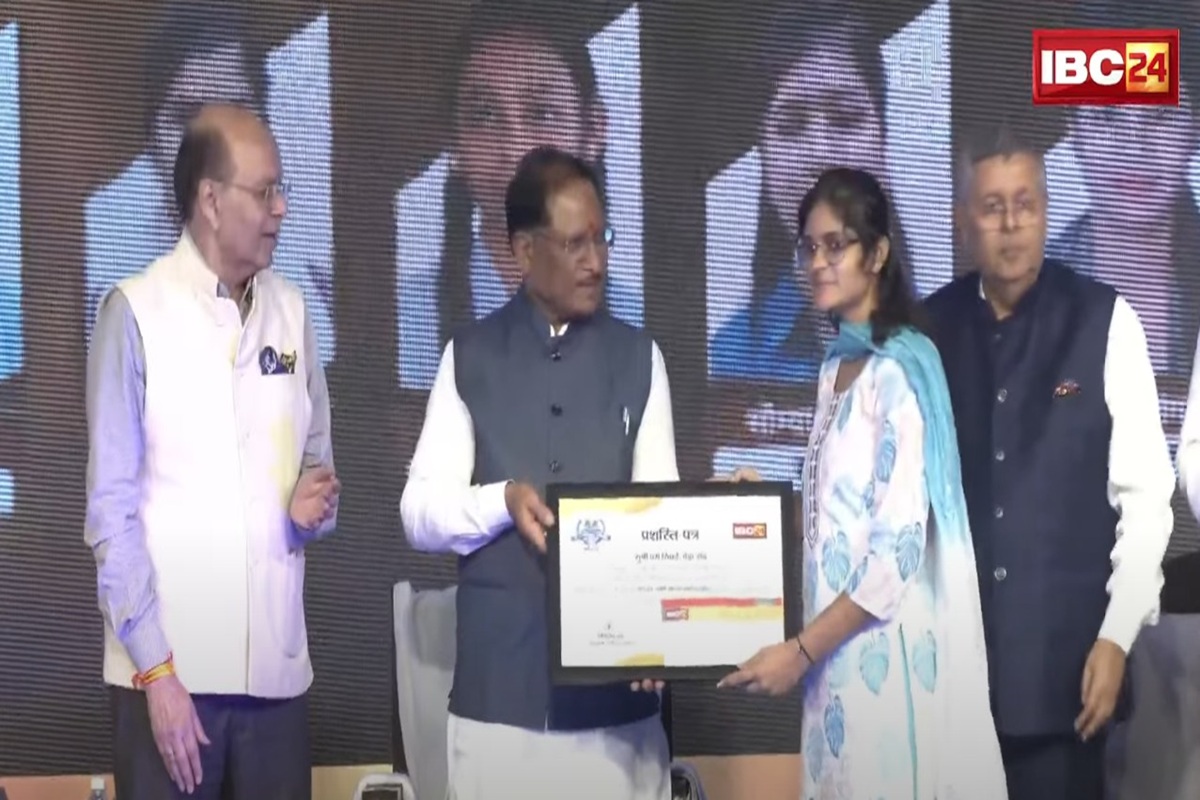 IBC24 Swarna Sharda Scholarship 2025: मुश्किल हालात में भी हासिल परी सिंघई बनी जिले की टॉपर, IBC24 ने स्वर्ण शारदा स्कॉलरशिप देकर किया प्रोत्साहित