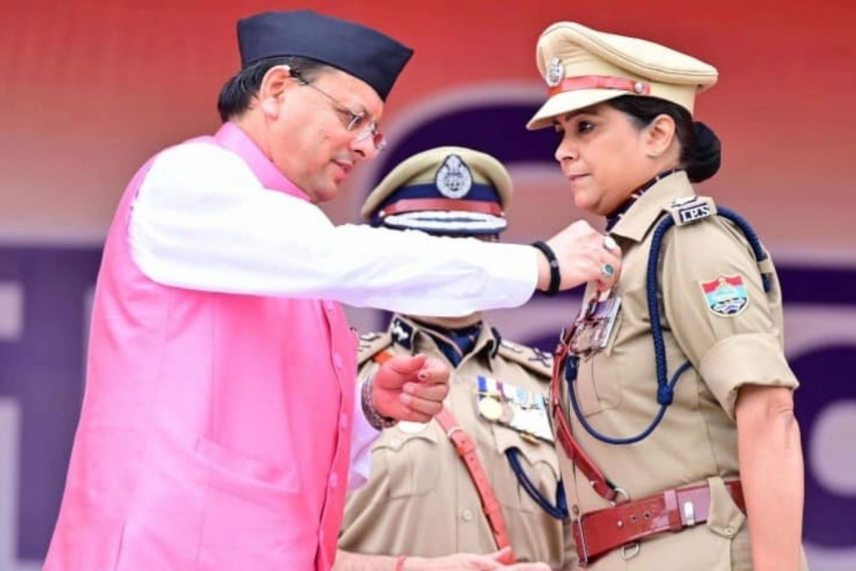 IPS Shweta Chaubey: उत्तराखण्ड तक फैली छत्तीसगढ़ के बरगद की जड़ें, IPS श्वेता चौबे मुख्यमंत्री सराहनीय सेवा पदक से सम्मानित…