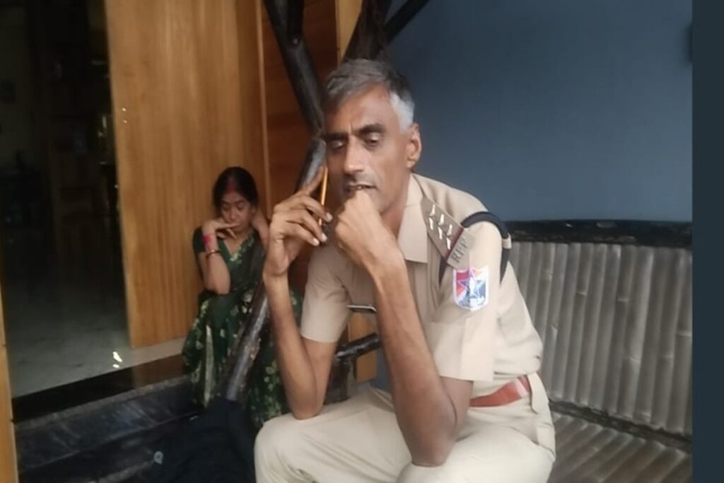 Indore News, Indore Fake Police, Indore Rajendra Nagar News, Fake Police Officer Arrested, Impersonation Case Indore, Bajrang Lal Jat, Indore Fraud Case, Fake SHO Indore,Indore Crime Update, Raja Raghuwanshi Case, Fake Cop India, Indore Fake Identity, Ex-Police Fraud, Indore Home Invasion,