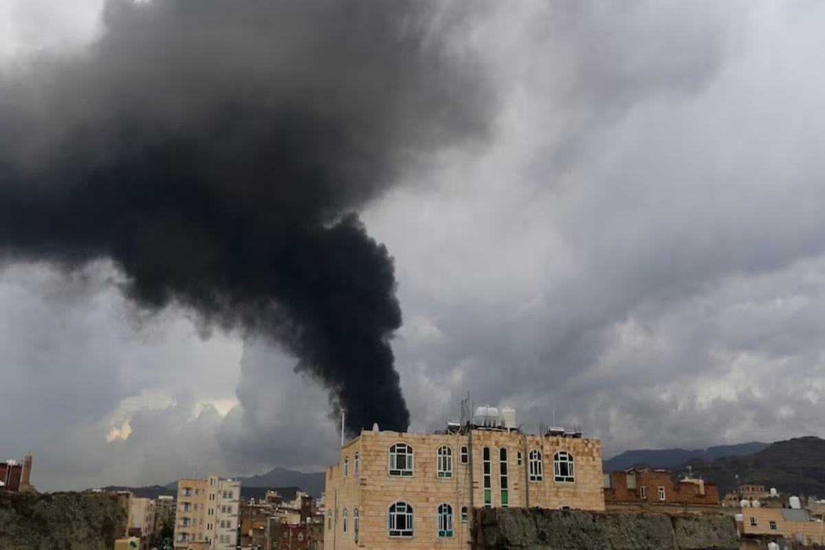 Iran Israel War: ईरान समर्थित हूती विद्रोहियों को इजराइल का करारा जवाब, यमन की राजधानी सना में की एयर स्ट्राइक, दो की मौत