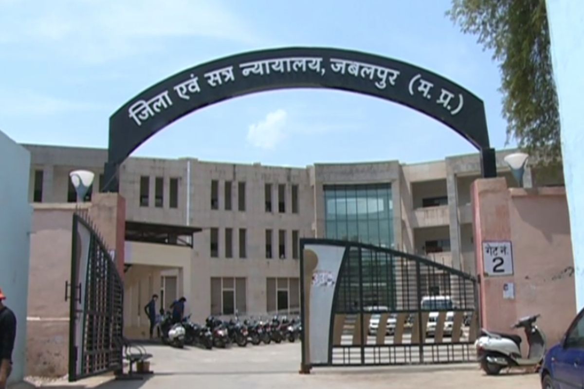 Jabalpur News: ईडी कोर्ट का बड़ा फैसला, आय से अधिक संपत्ति मामले में फंसा मृतक कर्मचारी का परिवार, पत्नी, बेटे और बहू को इतने साल की सजा