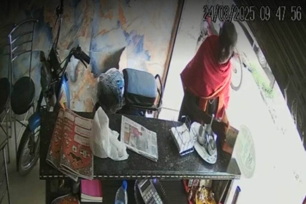 Jagdalpur News, Jagdalpur Theft Incident, Kotwali Police Station Jagdalpur, Mahavir Thali Restaurant Theft, Jagdalpur Donation Box Stolen, Daylight Robbery in Jagdalpur, Jagdalpur CCTV Theft Footage, Old Man Theft Jagdalpur, Jagdalpur Restaurant Crime, Gaudaan Box Theft Jagdalpur,