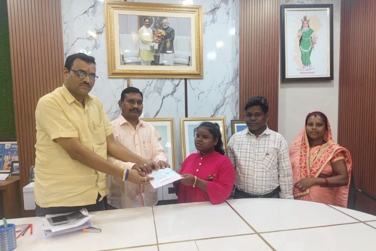 Jashpur News: दिव्यांग बेटी सरस्वती नायक ने नागपुरी संगीत से जीता दिल, मुख्यमंत्री विष्णुदेव साय ने दी 1 लाख रुपए की सहायता, गदगद हो उठा पूरा परिवार