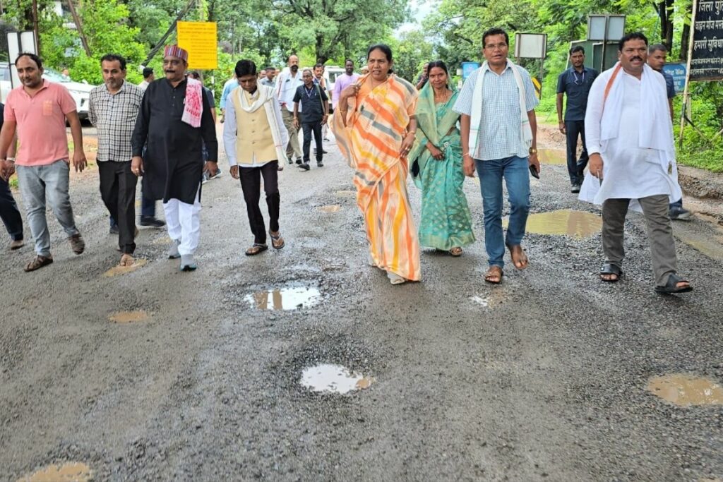 Keshkal News, NH-30 Keshkal road issue, Keshkal pothole problem, Congress protest Keshkal, Mohan Markam road statement, Santaram Netam Keshkal, National Highway 30 condition, Bastar road protest,