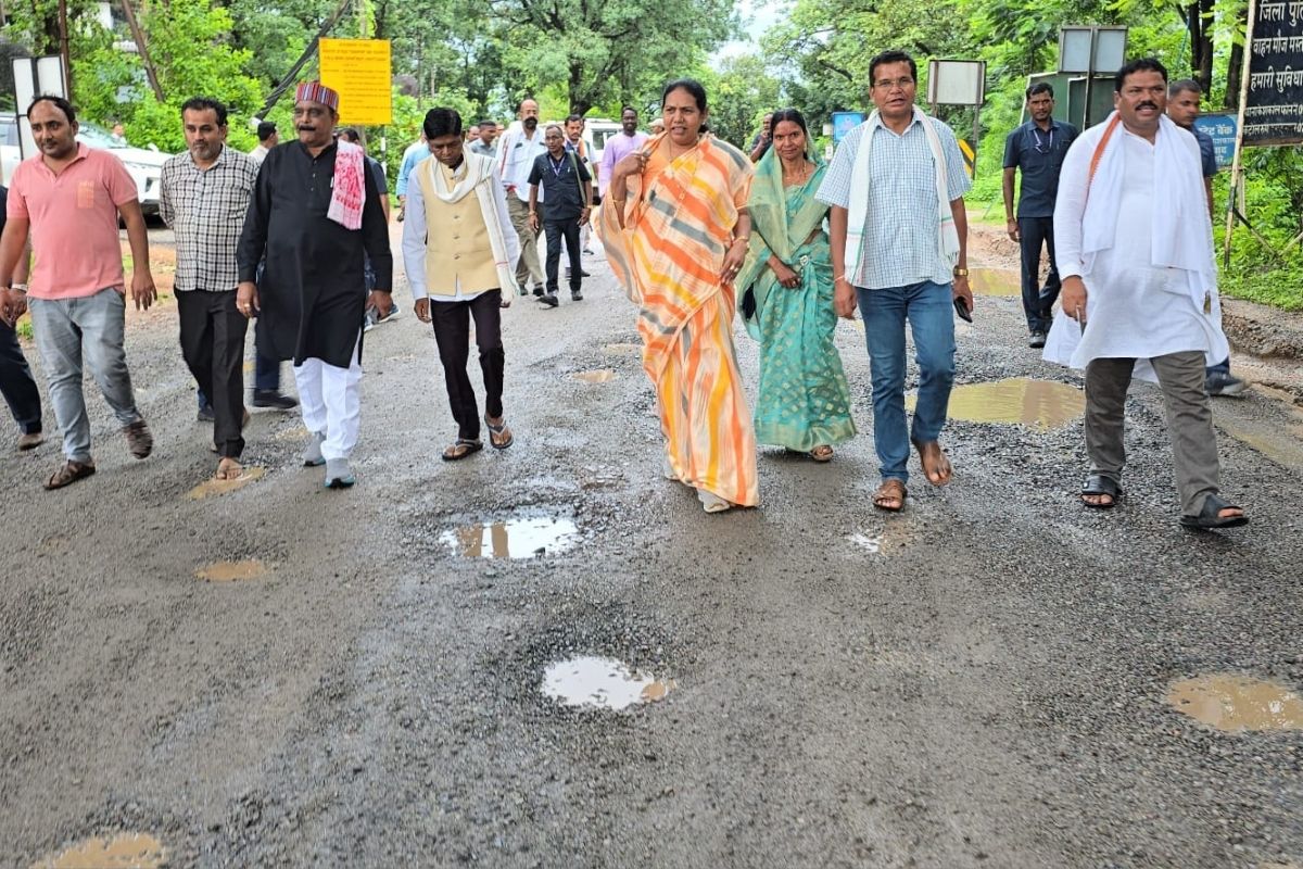 Keshkal News: NH-30 की जर्जर सड़कों पर उतरे कांग्रेसी विधायक, पूर्व मंत्री बोले- सरकार नहीं सुधरी तो खुद करेंगे मरम्मत