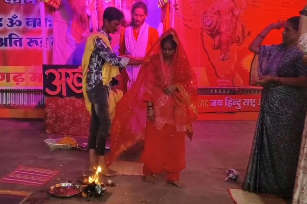 Khandwa News: मुस्लिम युवती ने अपनाया सनातन धर्म, महादेवगढ़ मंदिर में साजिया से बनी शारदा, हिंदू प्रेमी मयूर से सात फेरे लेकर रचाई शादी