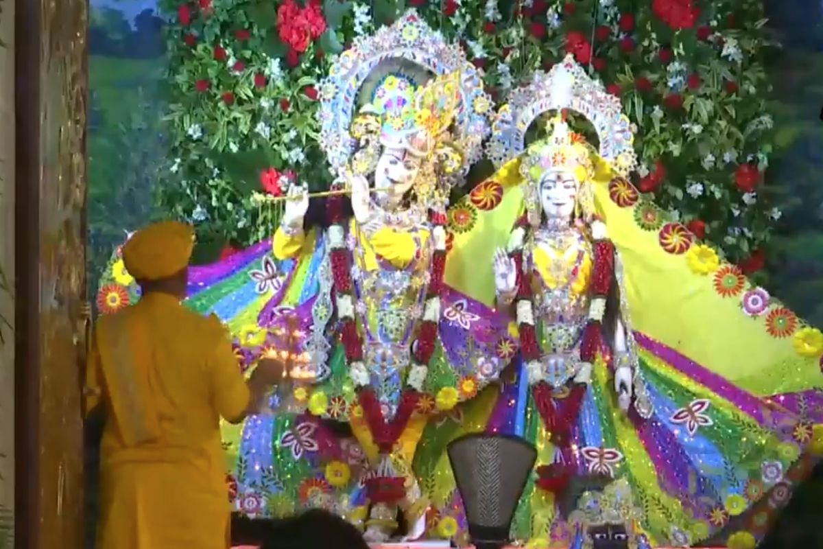 Krishna Janmashtami 2025: मंदिरों में गूंजा ‘कृष्ण कन्हैया लाल की जय’ का जयकारा, देश में कृष्ण जन्माष्टमी की धूम, देखें मनमोहक झांकियां