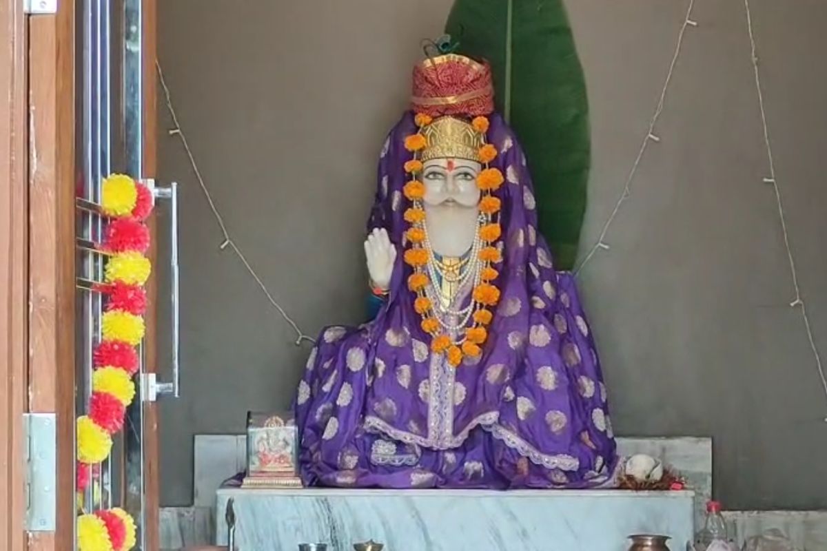 Umaria News: कुटिया धाम मंदिर में बड़ी चोरी, चांदी का छत्र और दान पेटी ले उड़े चोर, पुलिस जांच में जुटी