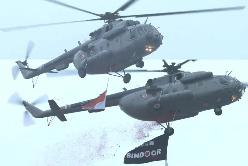 Independence Day Red Fort Live Video: लाल किले पर आए अतिथियों पर Mi-17 हेलिकॉप्टर से बरसाए फूल / Image Source: ANI