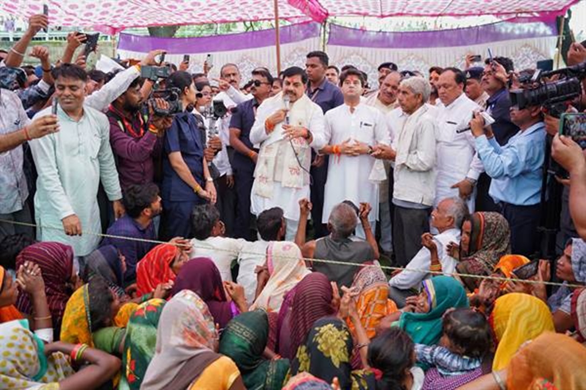 MP News: केंद्रीय मंत्री सिंधिया के साथ मुख्यमंत्री डॉ. मोहन यादव ने शिवपुरी के बाढ़ प्रभावित क्षेत्रों का किया निरीक्षण, पीड़ितों को वितरित की सहायता राशि, कहा- सरकार आपके साथ है