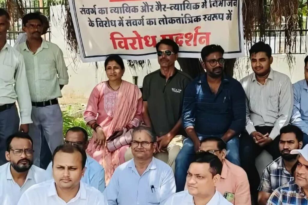 MP Tehsildar Strike News: हड़ताल कर रहे तहसीलदार, नायब तहसीलदारों पर गिरेगी गाज / Image Source: IBC24 Original