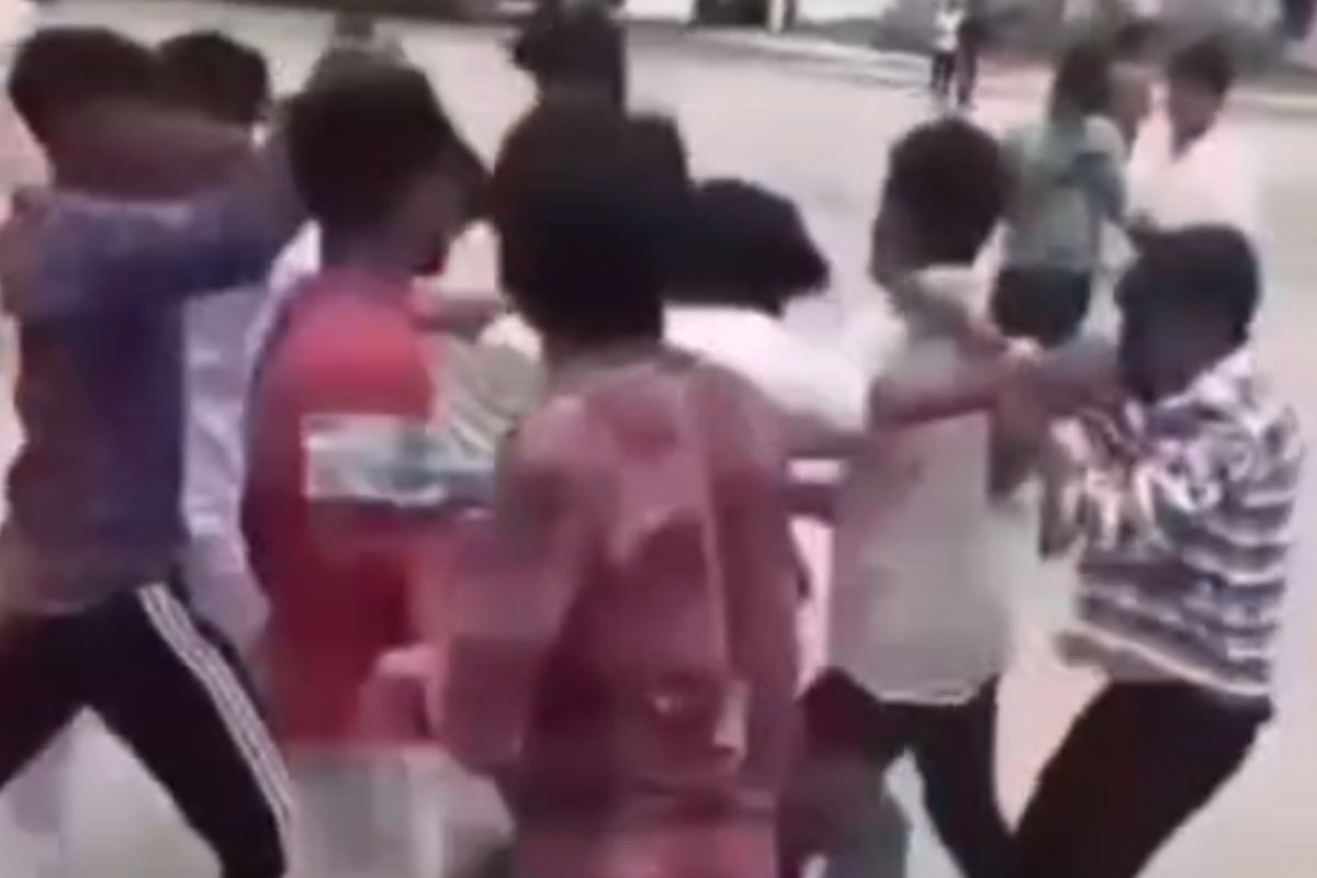 Mandla News: कॉलेज छात्रों की हैवानियत कैमरे में कैद, आधा दर्जन छात्रों ने मिलकर स्कूल स्टूडेंट को पीटा, वीडियो वायरल