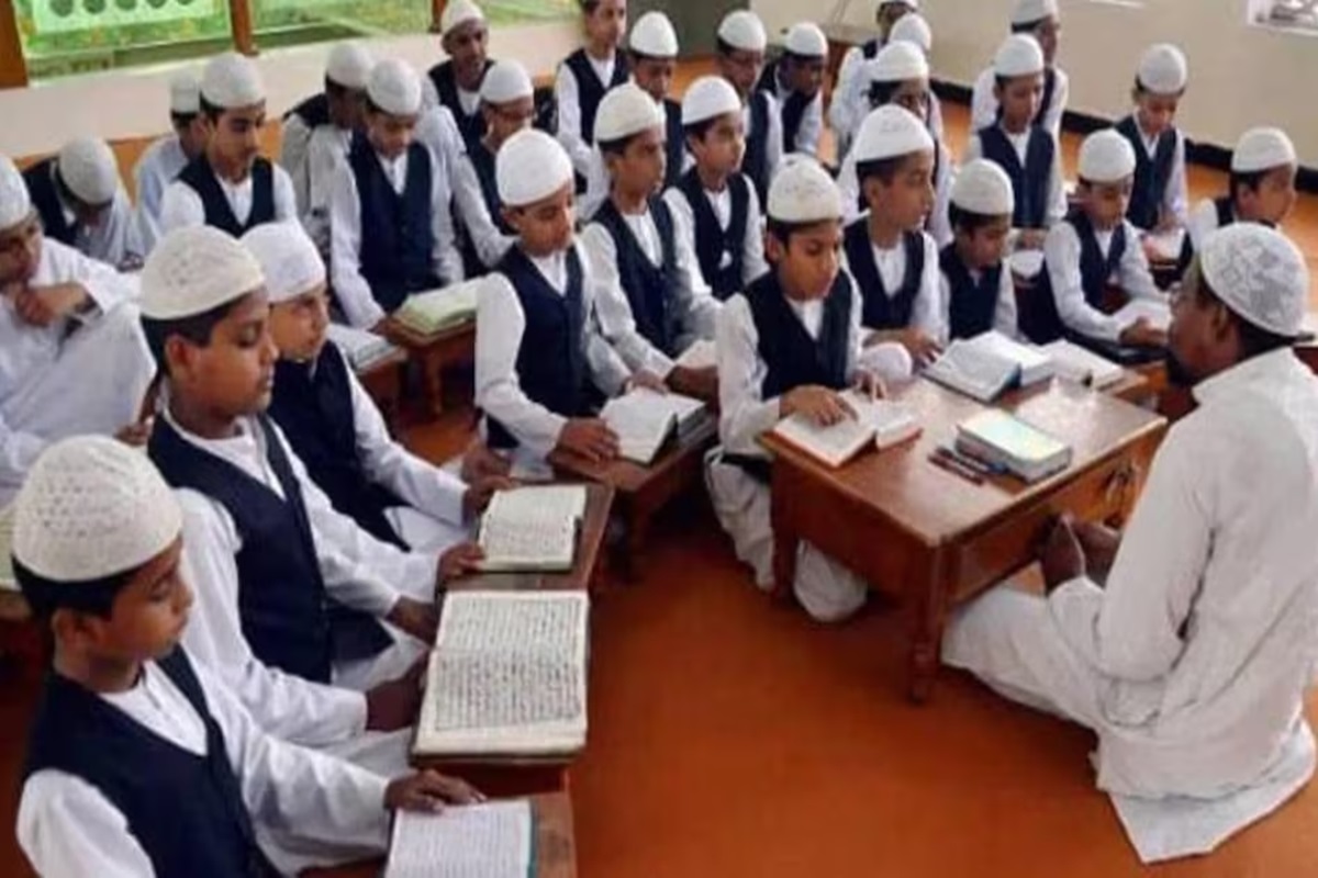 Uttarakhand Madrasa Board News: भाजपा सरकार का बड़ा फैसला, खत्म होगा मदरसा बोर्ड, इन धर्मों के स्कूलों को भी मिलेगा अल्पसंख्यक शैक्षणिक संस्था का दर्जा अल्पसंख्यक होने का लाभ
