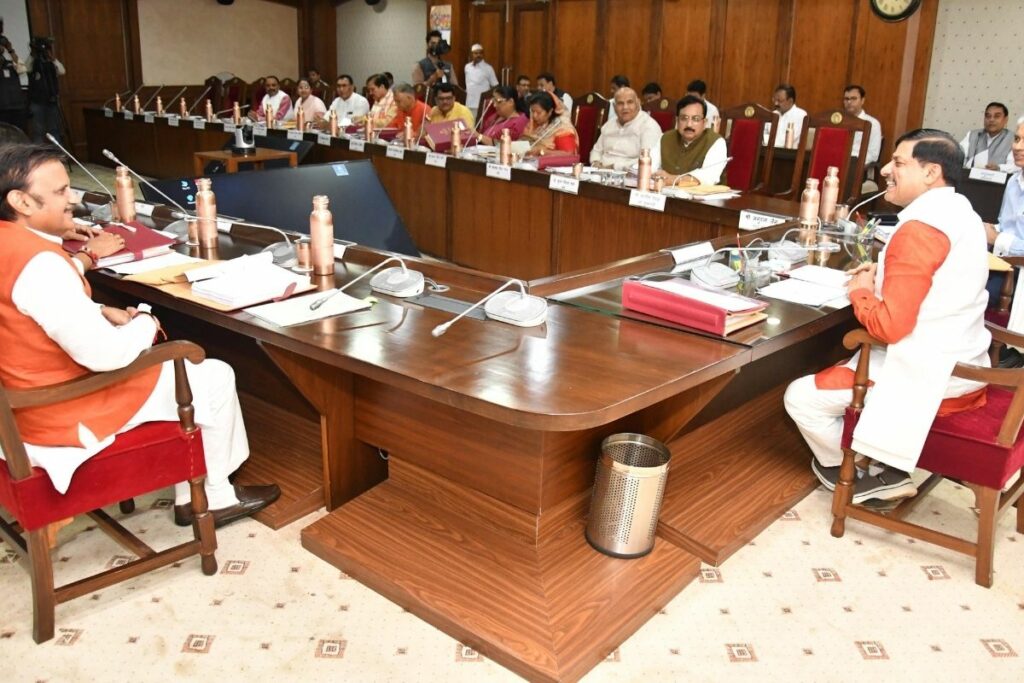 Mohan Cabinet ke Faisle, Madhya Pradesh cabinet decisions, MP prosecution system upgrade, Kailash Vijayvargiya news, MP police digitalization, MP tablet distribution police, Ujjain Indore metro project, Bhopal Jabalpur greenfield highway, MP infrastructure development, Nitin Gadkari MP funds,