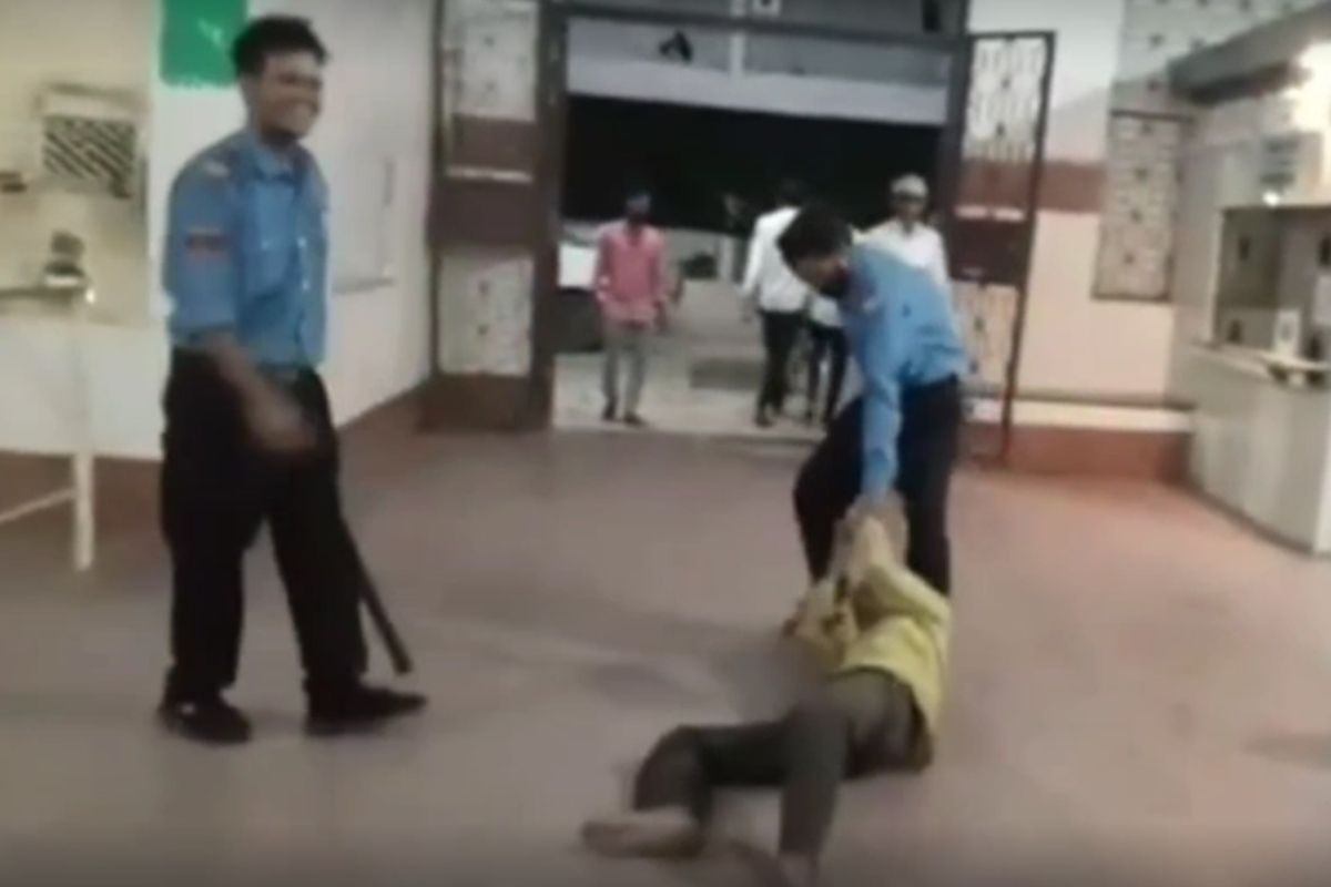 Morena News: जिला अस्पताल में गुंडागर्दी का वीडियो वायरल, मरीज को सिक्योरिटी गार्डों ने बेरहमी से पीटा, फिर घसीटकर गेट से बाहर फेंका