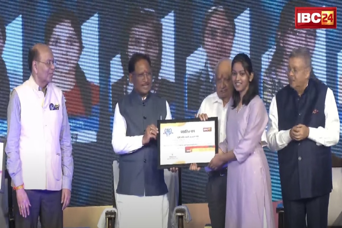IBC24 Swarna Sharda Scholarship 2025: सीए बनने का सपना संजोए, राशि रंगारी ने जिले में हासिल किया दूसरा स्थान, IBC24 ने स्वर्ण शारदा स्कॉलरशिप देकर किया प्रोत्साहित