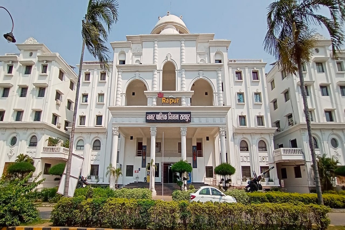 Raipur News: राजधानी रायपुर में नगर निगम का एक और भ्रष्टाचार, नाली में नहीं की गई कंक्रीट फ्लोरिंग, बिना लोहे के ही बना दिया स्लैब