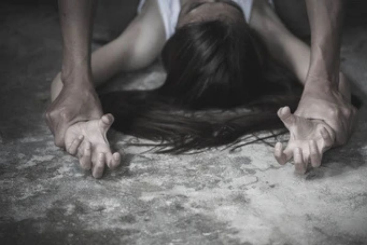 Raisen News: बाप-बेटी का रिश्ता हुआ कलंकित! पांच माह से नाबालिग बेटी से रेप कर रहा था सौतेला पिता, गर्भवती होने पर खुली दरिंदगी की पोल