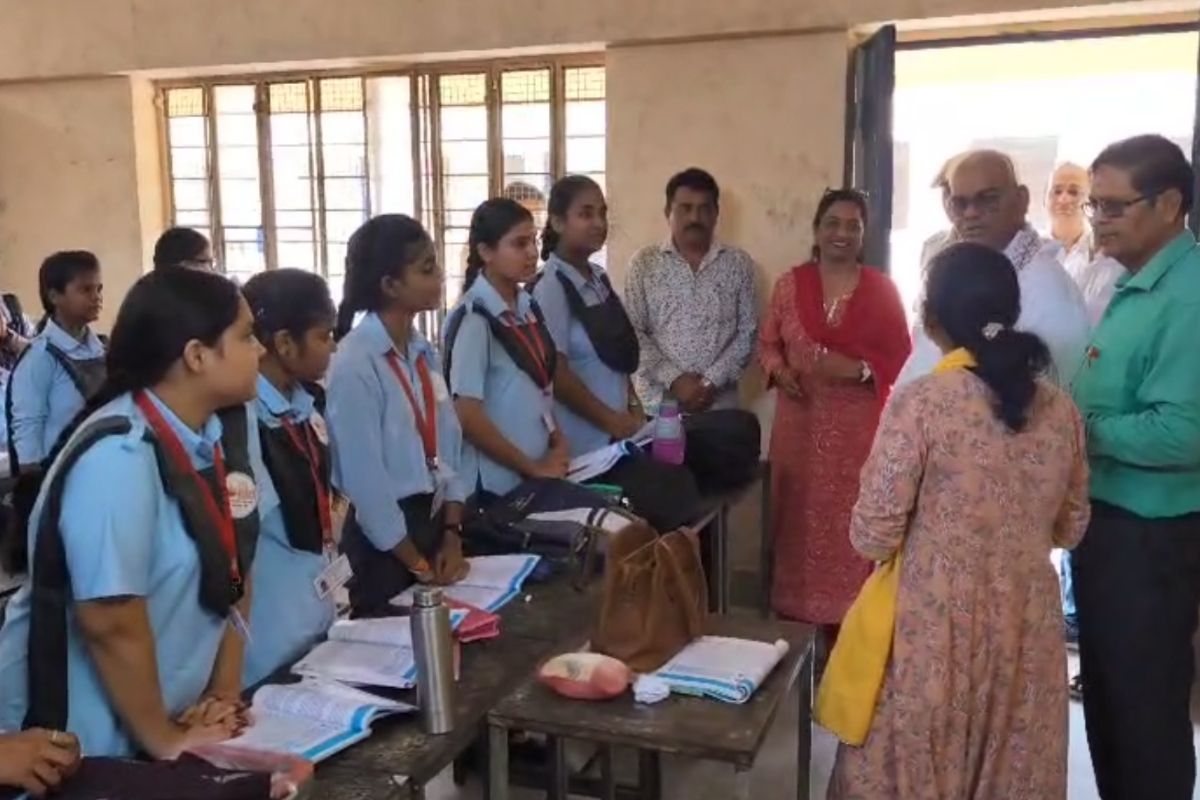 Rajasthan News: जब अचानक स्कूल पहुंचे शिक्षा मंत्री, राष्ट्रगान के वक्त घूमती रहीं शिक्षिकाएं, क्लास में मोबाइल, निरीक्षण में चौंकाने वाले नज़ारे देख रह गए दंग