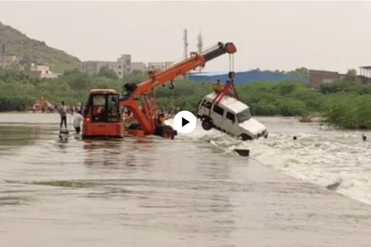 Rajasthan News: गूगल मैप ने फिर दिया धोखा.. नदी में बही श्रद्धालुओं से भरी बोलेरो, थम गई इतने लोगों की सांसे