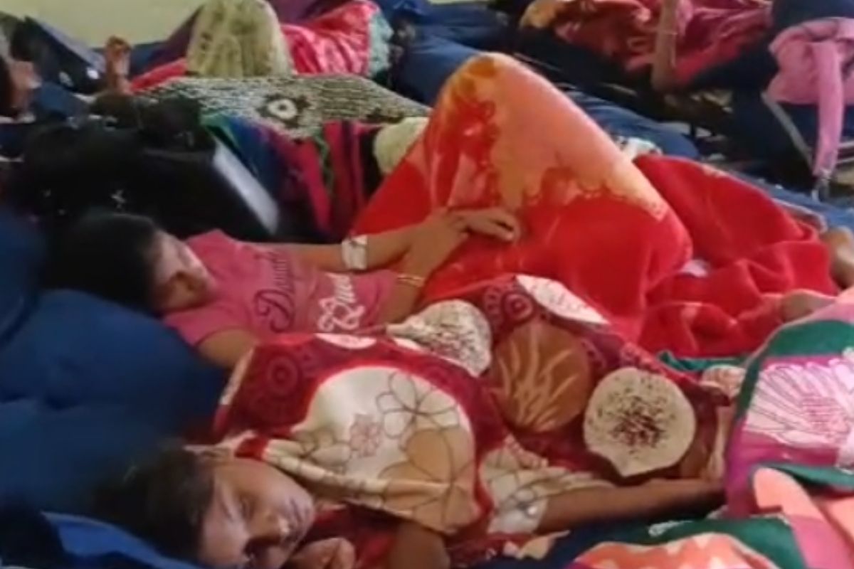 Ratlam News: एकलव्य छात्रावास में फैला वायरल बुखार, दो दर्जन से अधिक छात्राएं बीमार, आनन-फानन में अस्पताल में कराया गया भर्ती