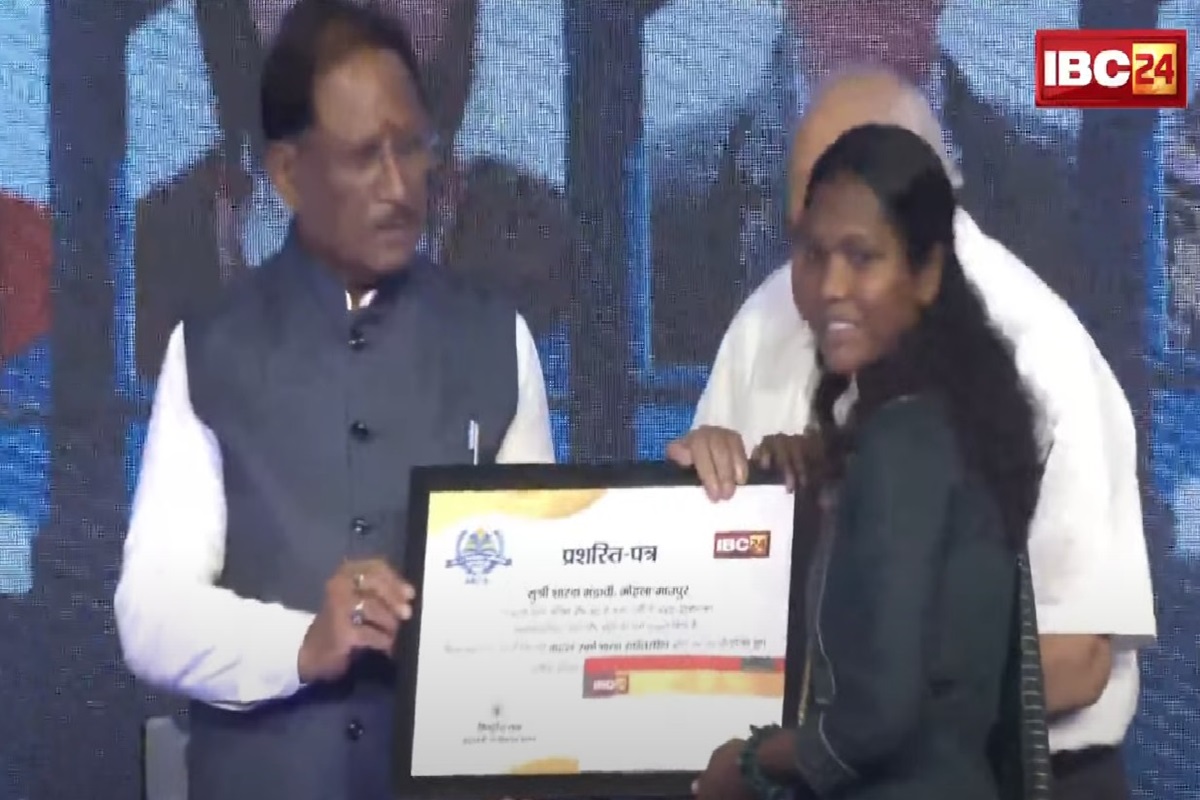 IBC24 Swarna Sharda Scholarship 2025: किसान की बेटी शारदा मंडावी ने किया कमाल, जिले में टॉप कर बढ़ाया मान, IBC24 ने स्वर्ण शारदा स्कॉलरशिप देकर किया प्रोत्साहित