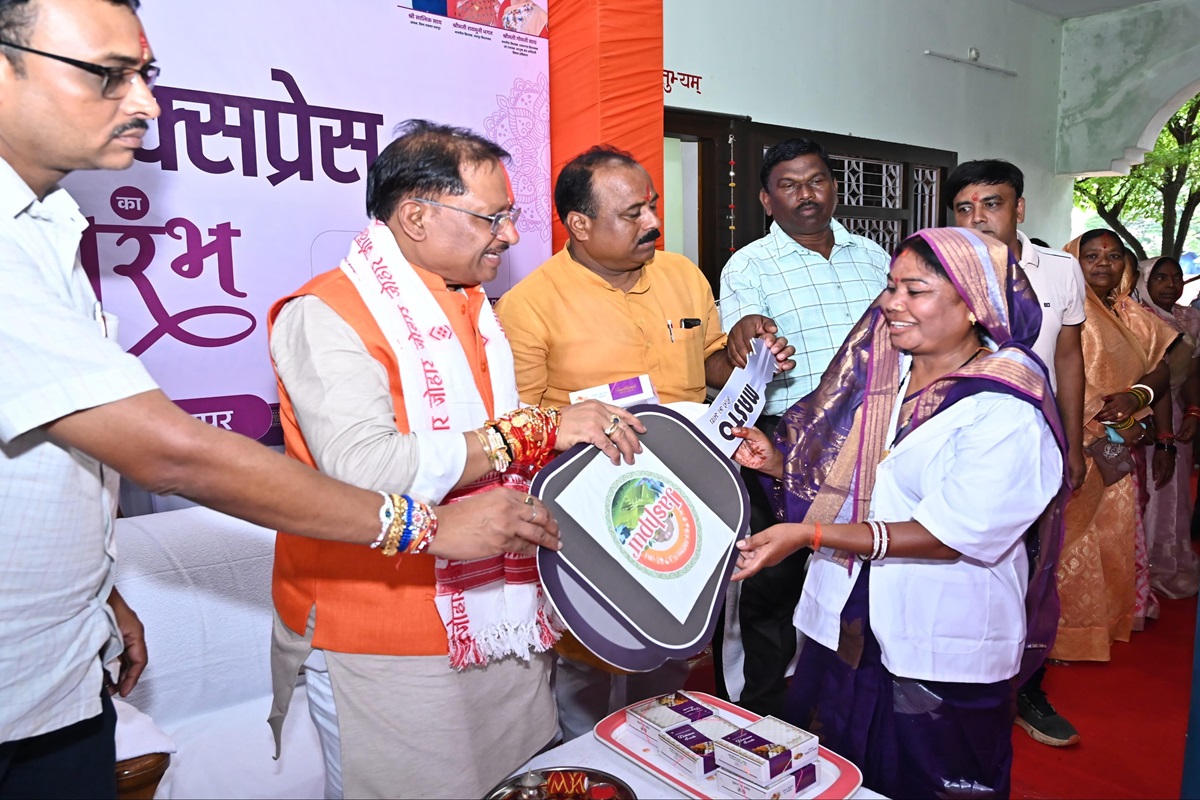 CG News: रक्षाबंधन पर जशपुर एक्सप्रेस का शुभारंभ, बिहान की 12 दीदियों को CM साय ने दिया ई-रिक्शा का उपहार, कहा- बहनों की सुरक्षा, सम्मान और सशक्तिकरण के लिए हमारी सरकार प्रतिबद्ध