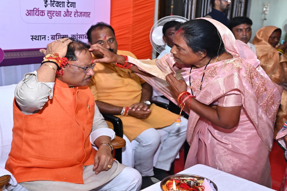 CG News: मुख्यमंत्री साय को जशपुर की बहनों ने बांधी राखी, कहा- रक्षाबंधन भाई-बहन के स्नेह और विश्वास का प्रतीक