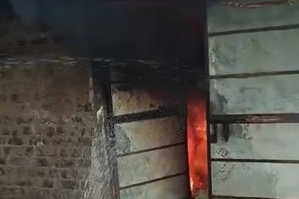 Sakti News, Baradwar fire incident, Sakti district factory fire, cloth godown fire, Baradwar fire news, Apna Fashion fire, manufacturing unit fire, short circuit factory fire, Chhattisgarh fire news, godown fire Baradwar,