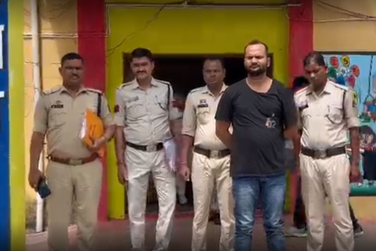 Sarangarh Fraud Case: 8 साल तक चलती रही ठगी, रिटायर्ड शिक्षक के पेंशन खाते से पिता-पुत्र ने उड़ाए लाखों, केओस्क संचालक ने ऐसे लगाई सेंध
