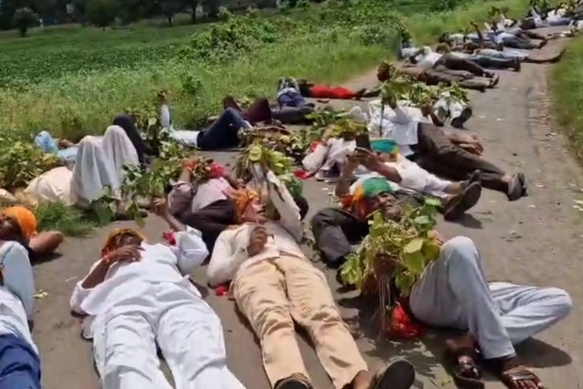 Sehore News: बीमा के नाम पर किसानों को मिला 50 और 100 रुपए, खराब फसल हाथ में लेकर सड़क पर लेटकर किया प्रदर्शन, बोले – हमें हमारी बीमा राशि सम्मानपूर्वक चाहिए