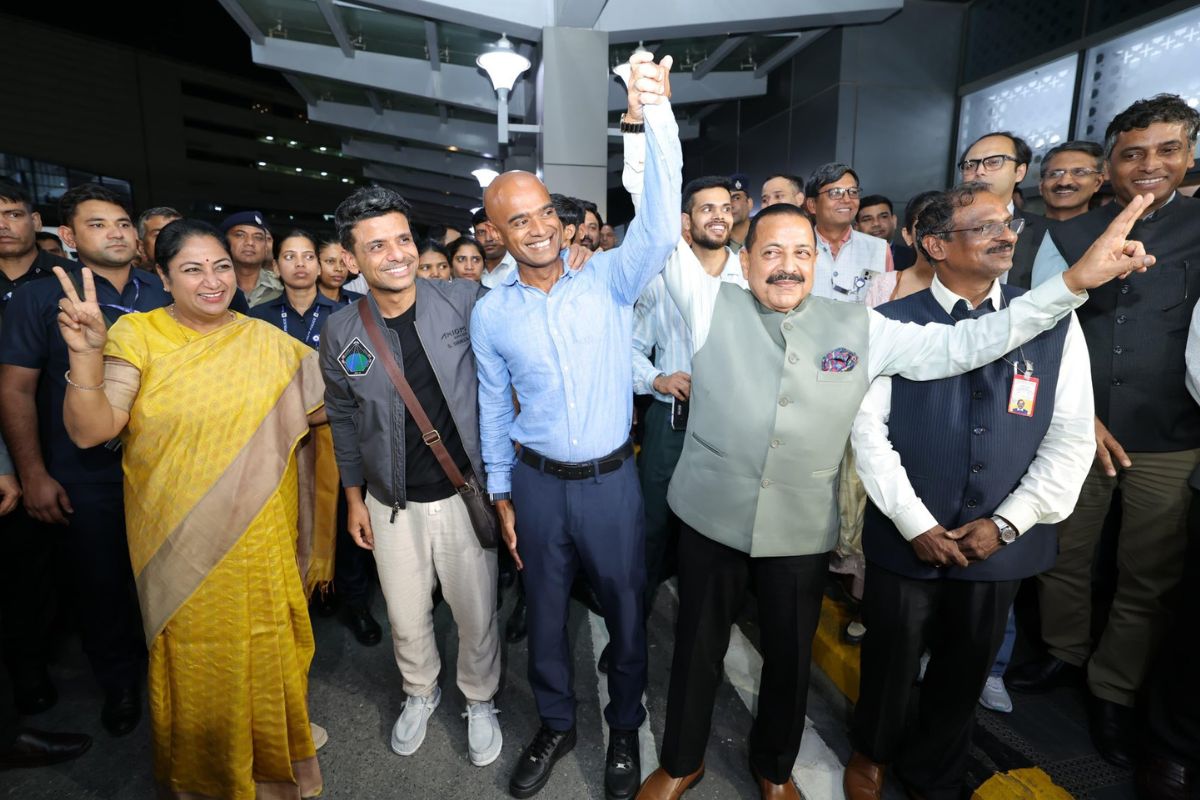 Shubhanshu Shukla: भारत लौटे अंतरिक्ष यात्री ग्रुप कैप्टन शुभांशु शुक्ला, दिल्ली एयरपोर्ट पर हुआ भव्य स्वागत, पीएम मोदी से करेंगे मुलाकात